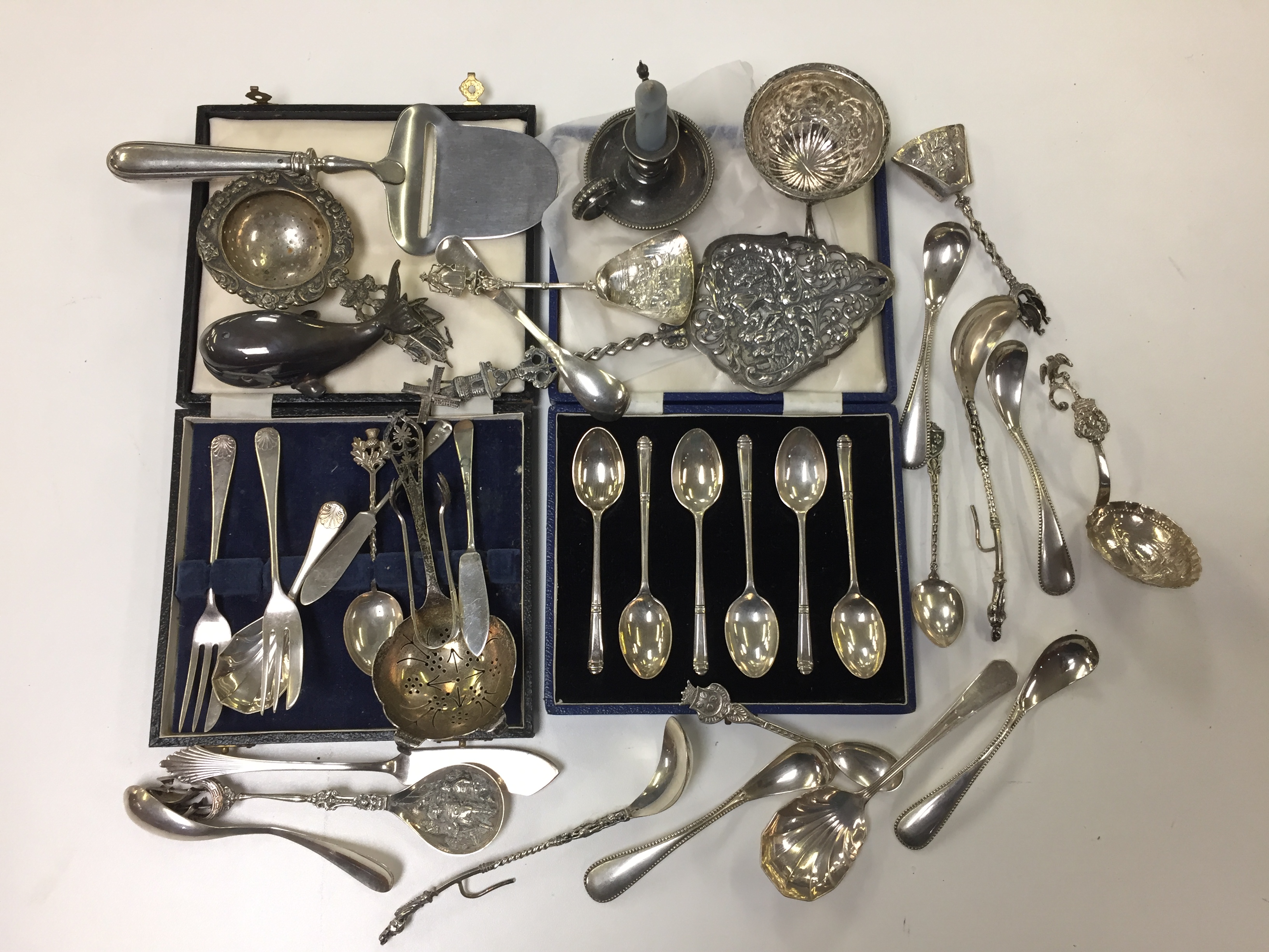 CASED SET OF SILVER TEASPOONS AND SILVER STRAINER, TONGS,