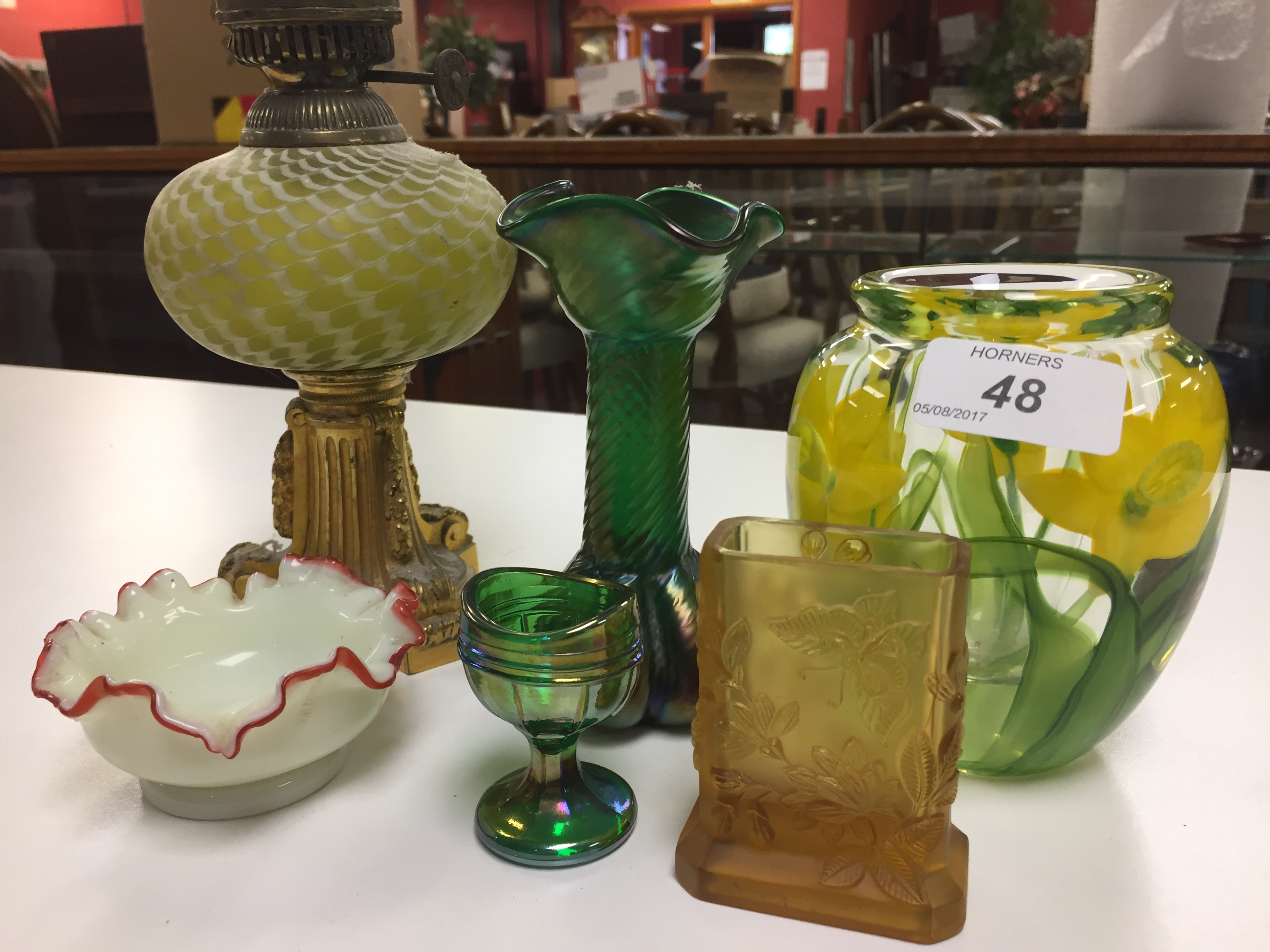 VICTORIAN SMALL FORM GILT OIL LAMP WITH GREEN GLASS FONT AND ART GLASS VASE BEARING LUNDBERRY - Image 2 of 3