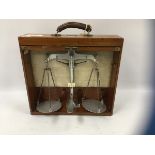 AN ALUMINIUM INSPECTORS 7LB BEAM SCALE IN FITTED MAHOGANY TRAVEL CASE BY DE GRAVE AND CO .