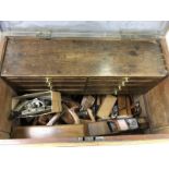 A LARGE PINE CARPENTER'S CHEST WITH FITTED 8 DRAWER REMOVABLE SECTION CONTAINING MANY PLANES,