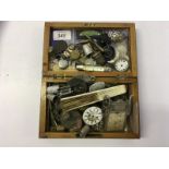 A SMALL BOX OF INTERESTING COLLECTIBLES, THIMBLES, BADGES, AA KEYS, BUTTONS, POCKET WATCH PARTS,