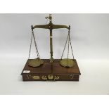 A BRASS INSPECTORS 1LB BEAM SCALE IN MAHOGANY CASE BY DE GRAVE AND CO LONDON,
