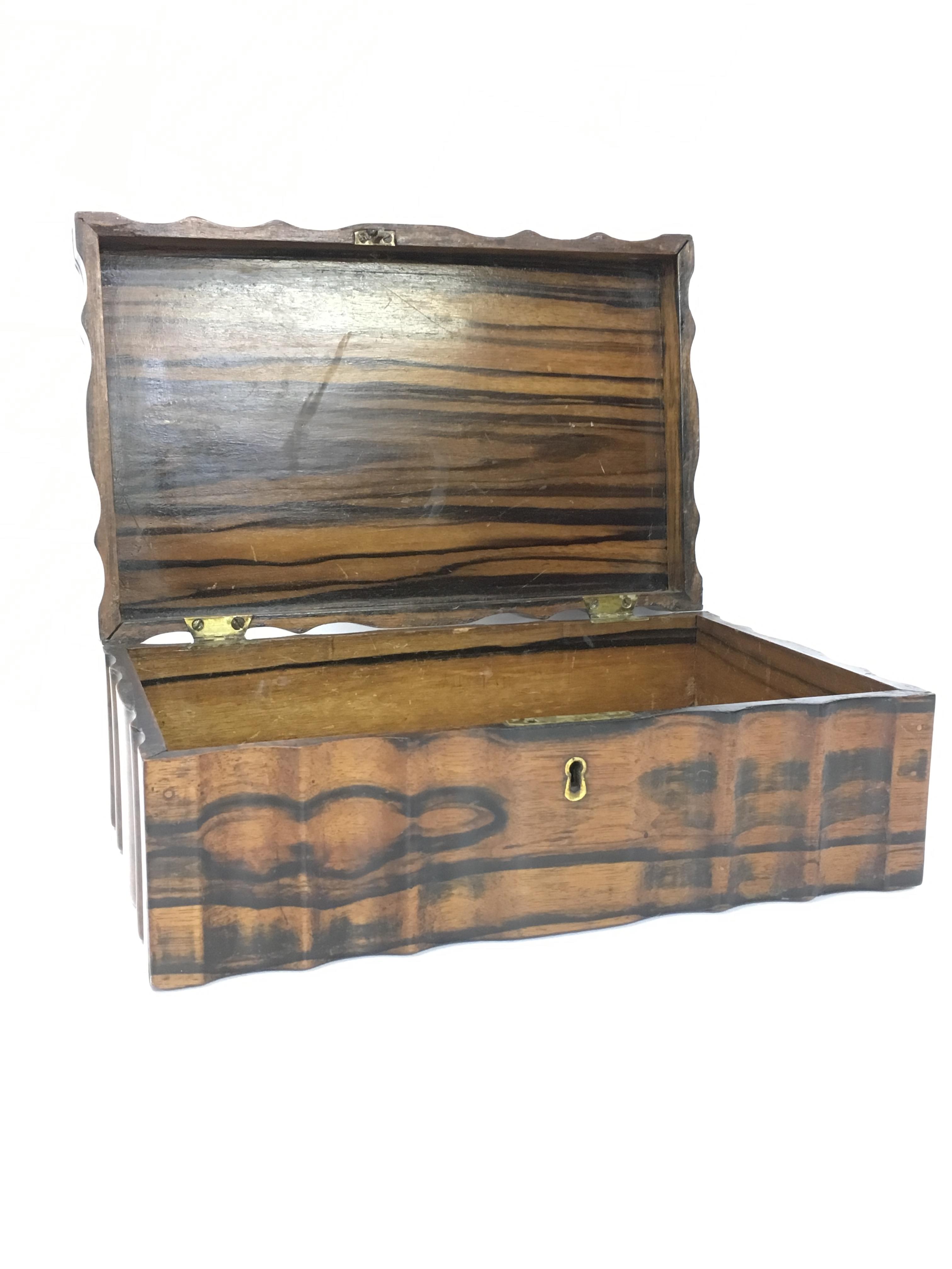 ANTIQUE COROMANDEL WOOD BOX WITH HINGED LID. VERY UNUSUAL WAVY (SERPENTINE) FRONT, BACK AND SIDES. - Image 3 of 3