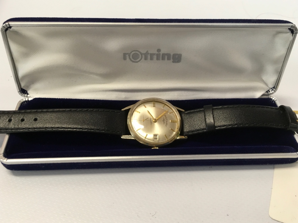 9CT. GOLD GENTS ROTARY WRIST WATCH, SILVERED DIAL WITH BATON MARKERS, SECOND DIAL AND DATE WINDOW.