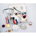 A small collection of items, to include 1935 Silver Jubilee medals, agate brooches, etc