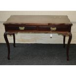 An Edwardian mahogany serving table, the rectangular serpentine top with reeded edge over two frieze