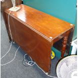 An early 19th century mahogany gateleg dining table, the rectangular top with reeded edge on ring