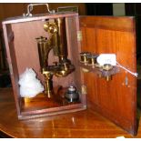 Brass microscope with interchangeable lenses in original mahogany carrying case - 26cm high - C1860