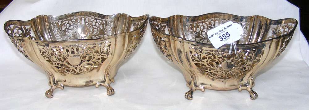 Pair of silver pierced bonbon dishes on scroll feet - Sheffield 1905 - 22cm wide x 10cm high