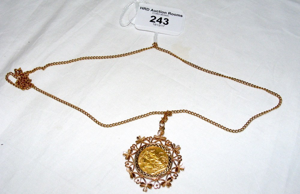 A 1905 gold sovereign coin in mount and chain