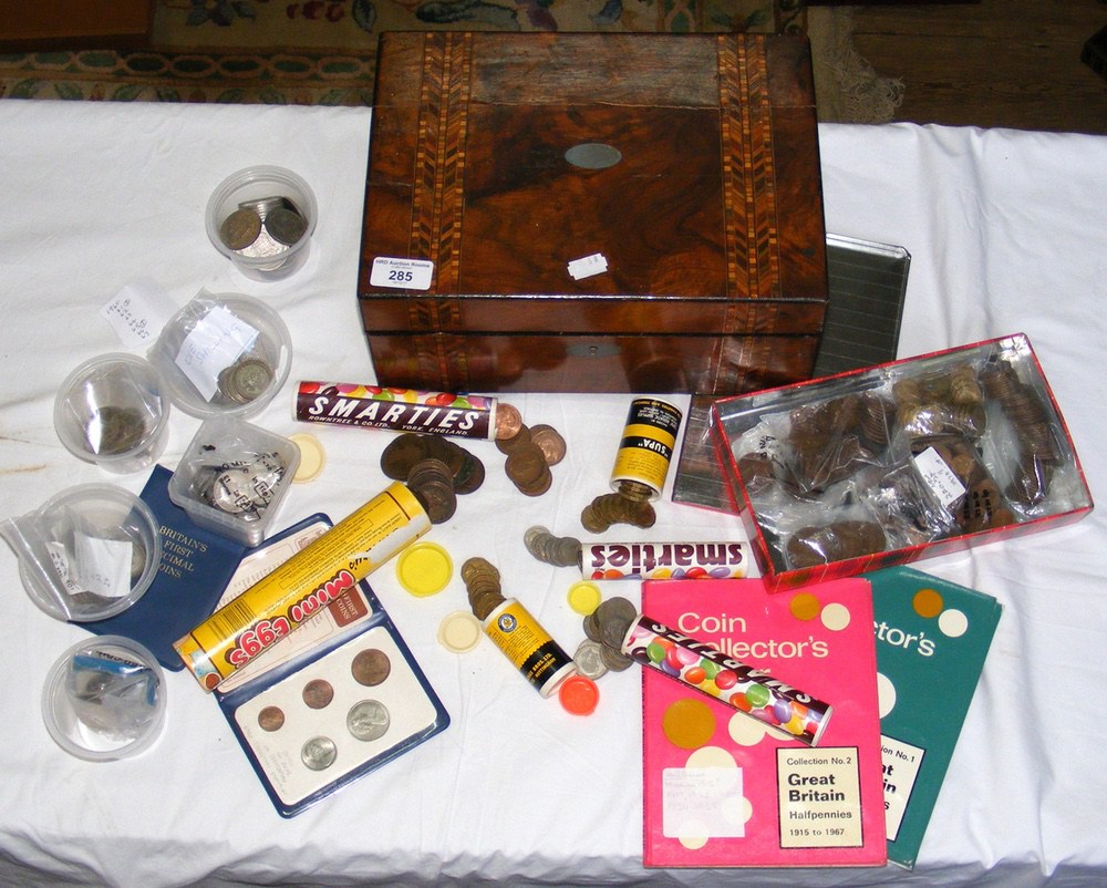 Various collectable coinage, including shillings, decimal coin sets, etc.