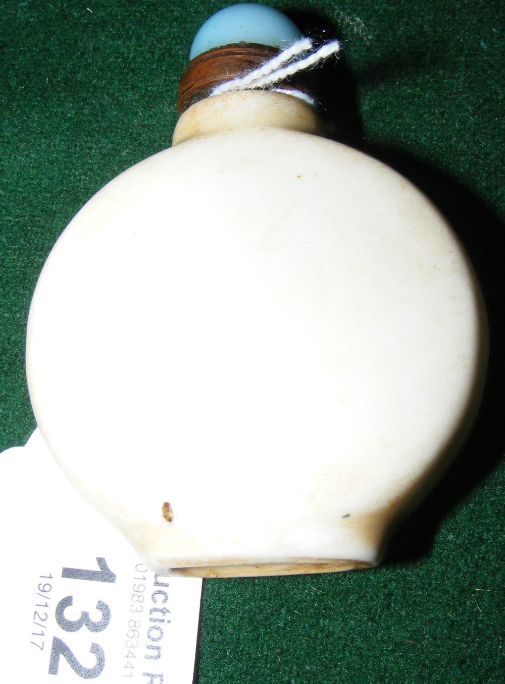 Porcelain Chinese snuff bottle with glass top and bone spoon - 6.5cm