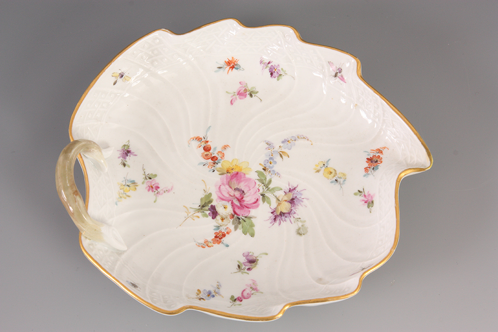 AN EARLY 19th CENTURY LEAF SHAPED MEISSEN DISH with floral spray decoration 19cm across. - Image 3 of 4