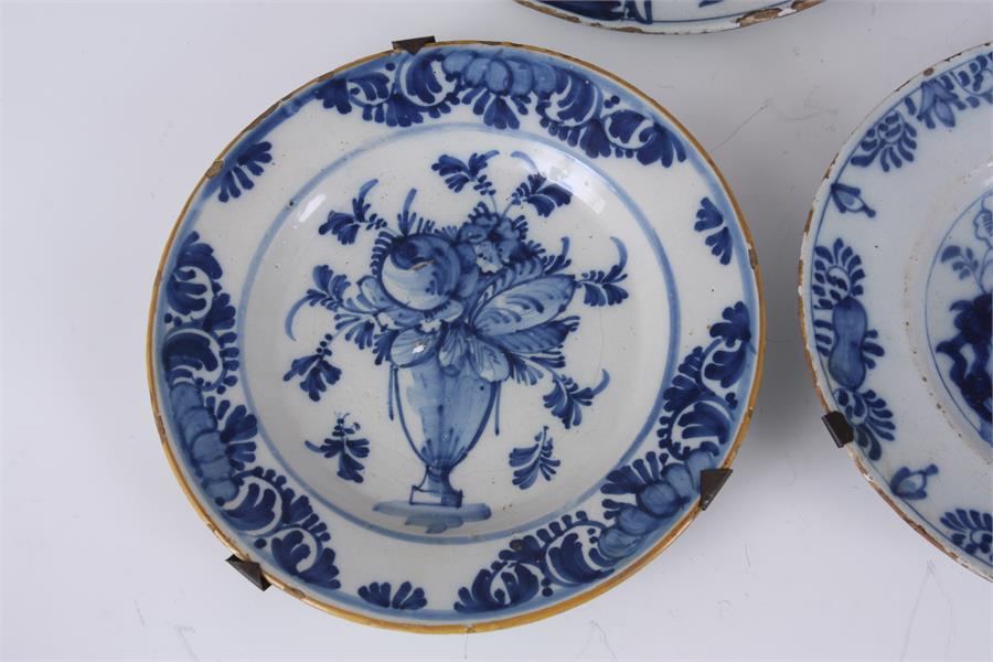 A COLLECTION OF 18TH CENTURY BLUE AND WHITE DUTCH DELFTWARE comprising a large shallow dish with - Image 6 of 14