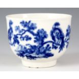 A LATE 18th CENTURY LARGE WORCESTER BLUE AND WHITE TEA BOWL decorated to the body with exotic