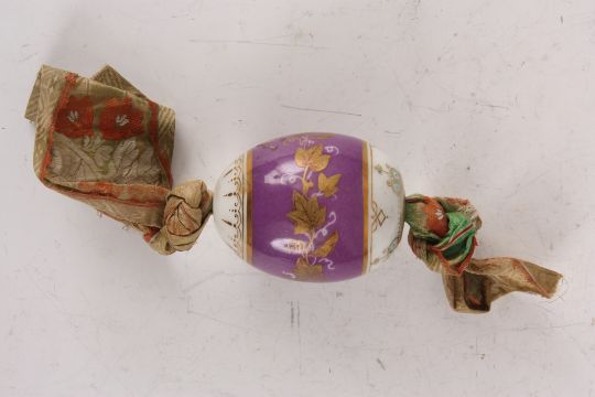 A LATE 19TH CENTURY PORCELAIN RUSSIAN EASTER EGG on a purple and white ground with gilt leaf work - Image 6 of 6