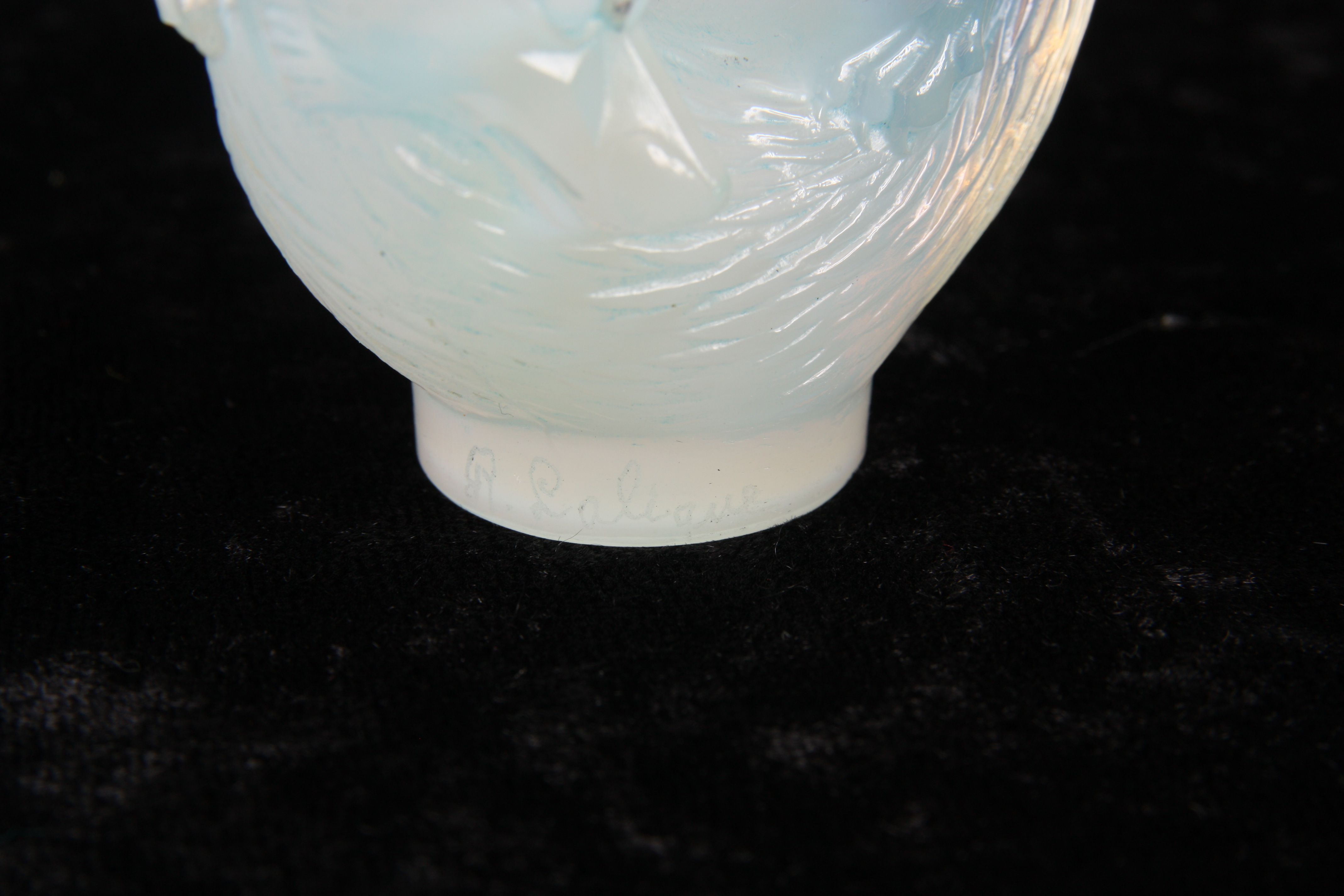 R. LALIQUE, AN OPALESCENT ALASKA SEAL (CACHET) depicting a fox 6.5cm wide 7cm high - signed R. - Image 4 of 4