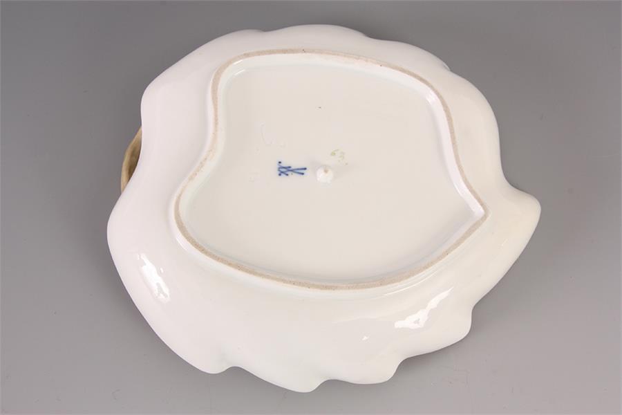 AN EARLY 19th CENTURY LEAF SHAPED MEISSEN DISH with floral spray decoration 19cm across. - Image 2 of 4