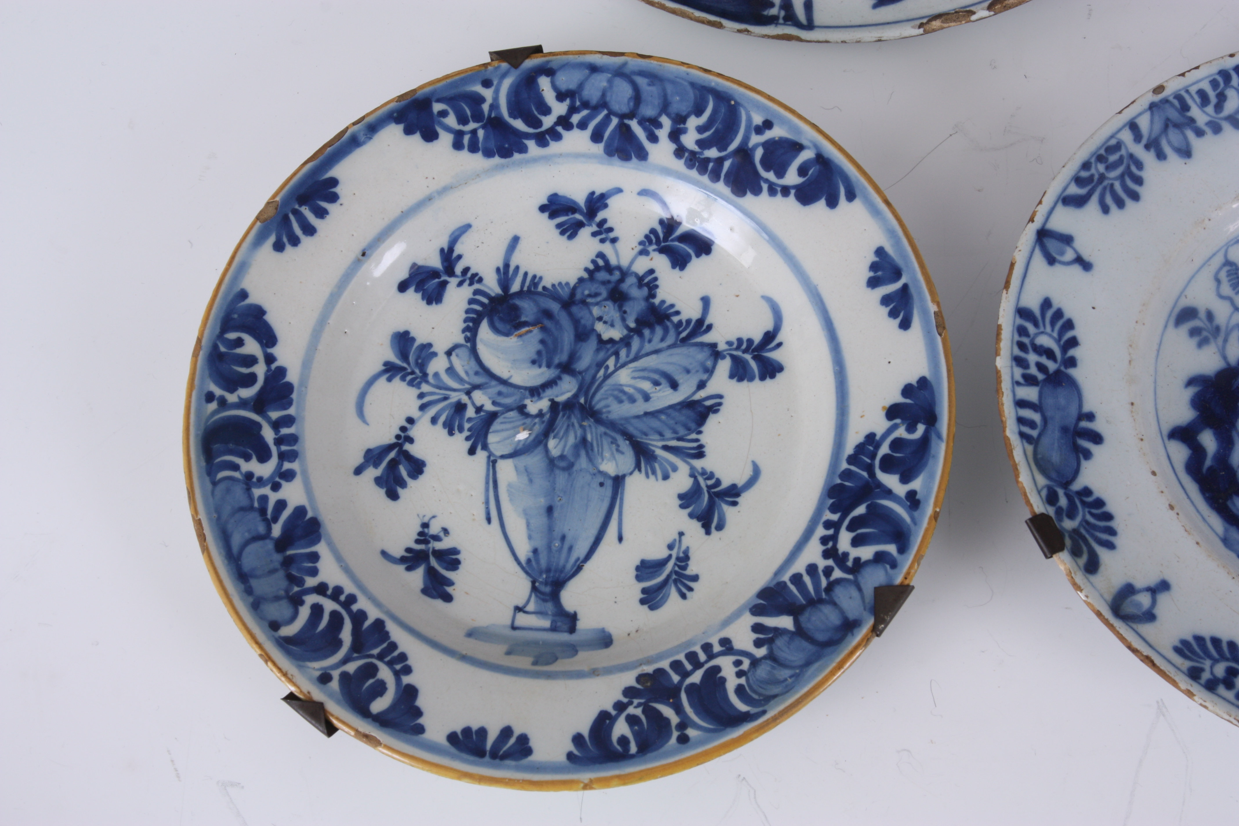 A COLLECTION OF 18TH CENTURY BLUE AND WHITE DUTCH DELFTWARE comprising a large shallow dish with - Image 12 of 14