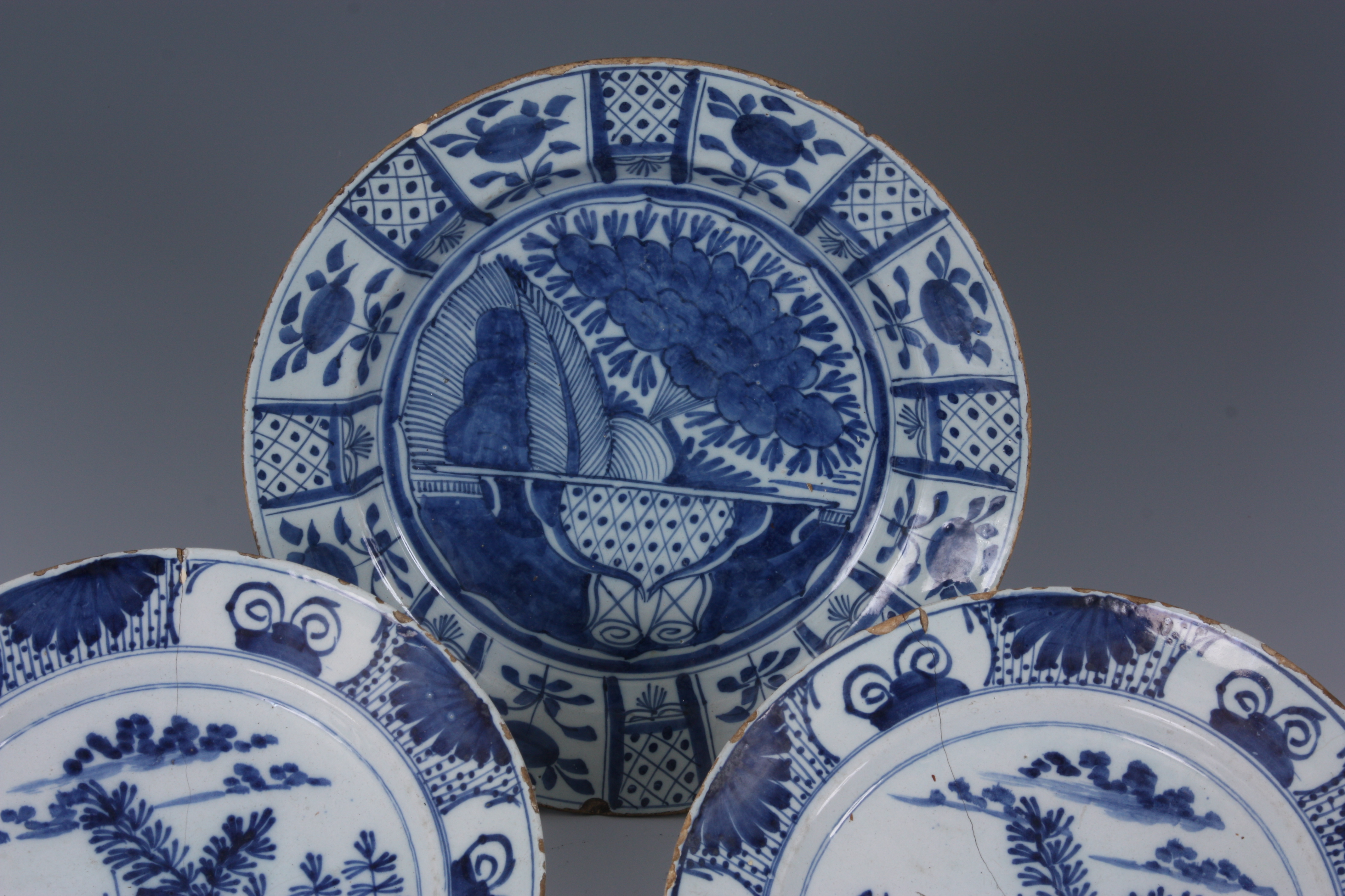 A COLLECTION OF 18TH CENTURY BLUE AND WHITE DUTCH DELFTWARE comprising a large shallow dish with - Image 9 of 14