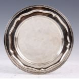 A SILVER SHALLOW CIRCULAR DISH of plain design with shaped dished edge 15cm wide - Stamped