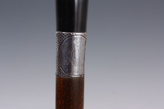 AN EARLY 20th CENTURY HORN HANDLED WALKING CANE with silver collar and tapering hardwood stick - Image 3 of 5