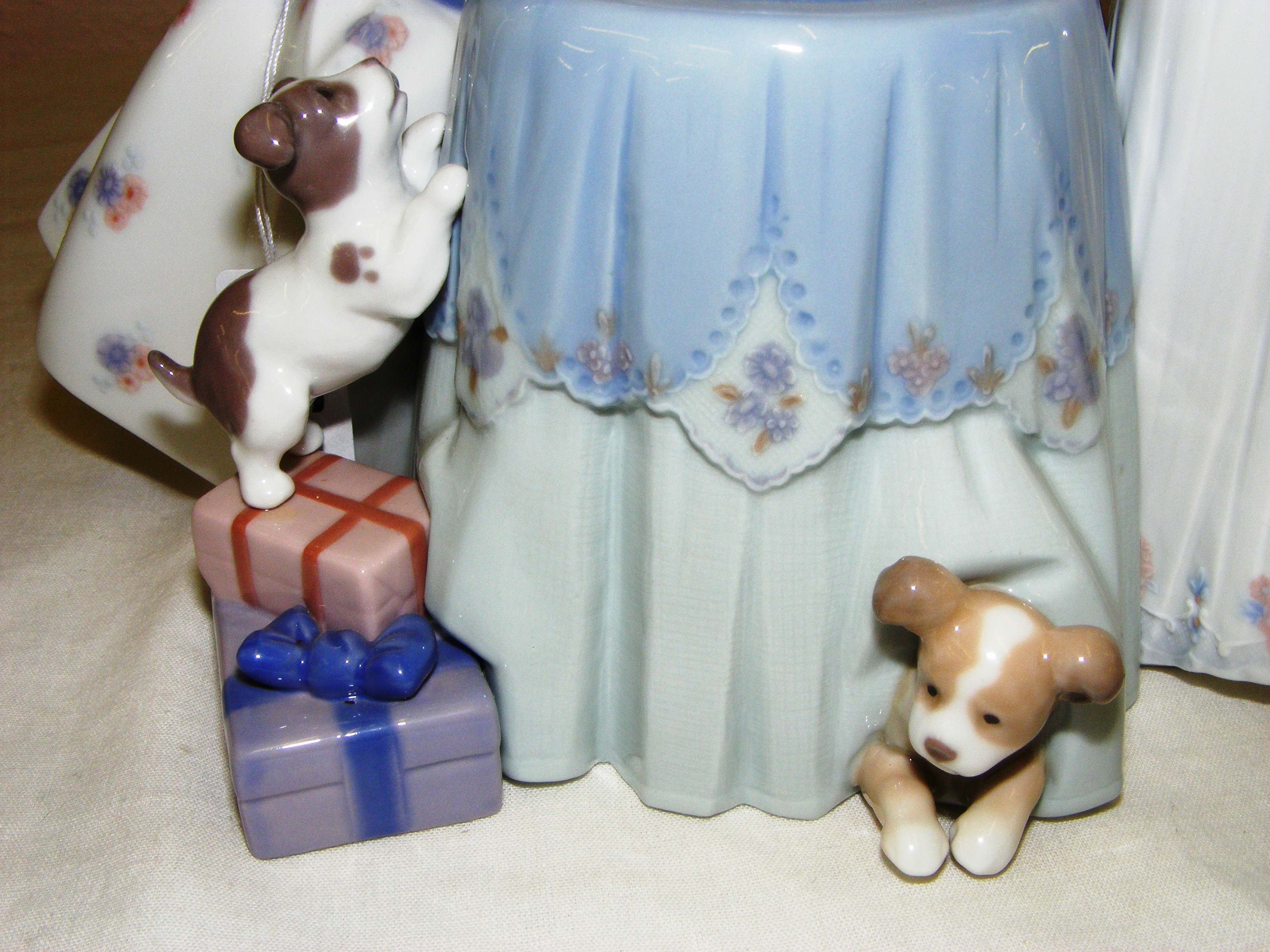 A superb Lladro figurine entitled "Making a Wish", #5910, signed to the base and dating to 1992, - Image 3 of 5