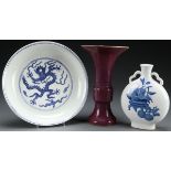 A THREE PIECE GROUP OF CHINESE PORCELAIN