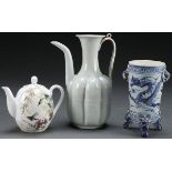 A THREE PIECE GROUP OF CHINESE PORCELAIN