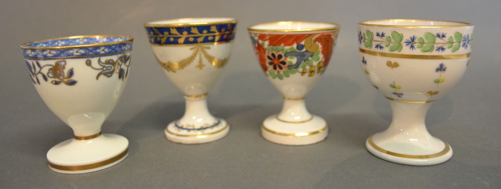 An 18th Century Flight Worcester Porcelain Egg Cup decorated with a gilded continuous band of