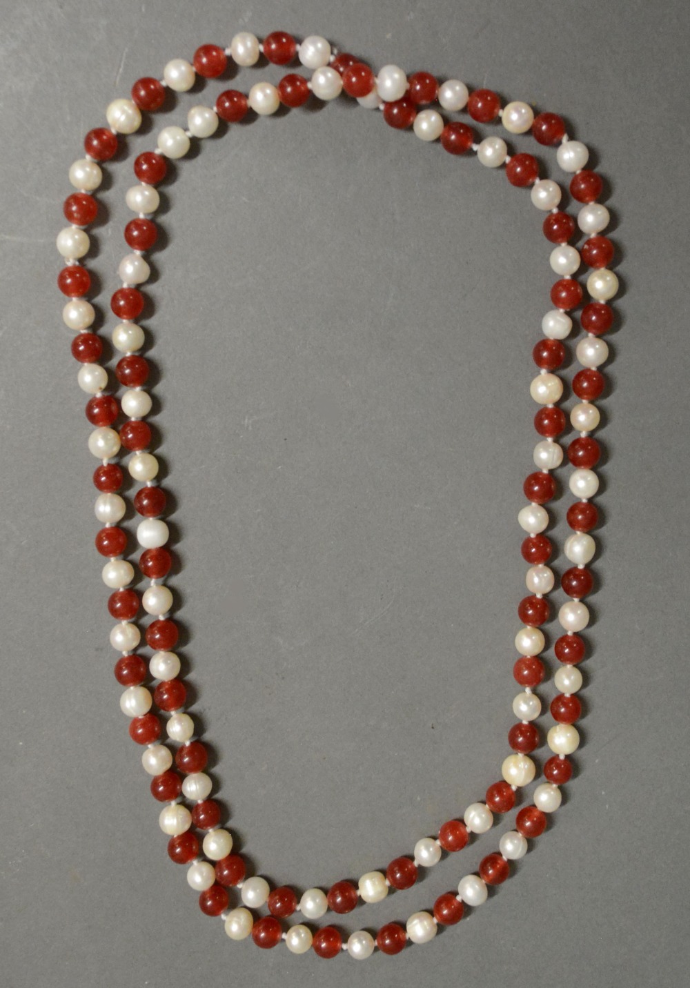 A Cultured Pearl and Garnet Bead Necklac - Image 2 of 2