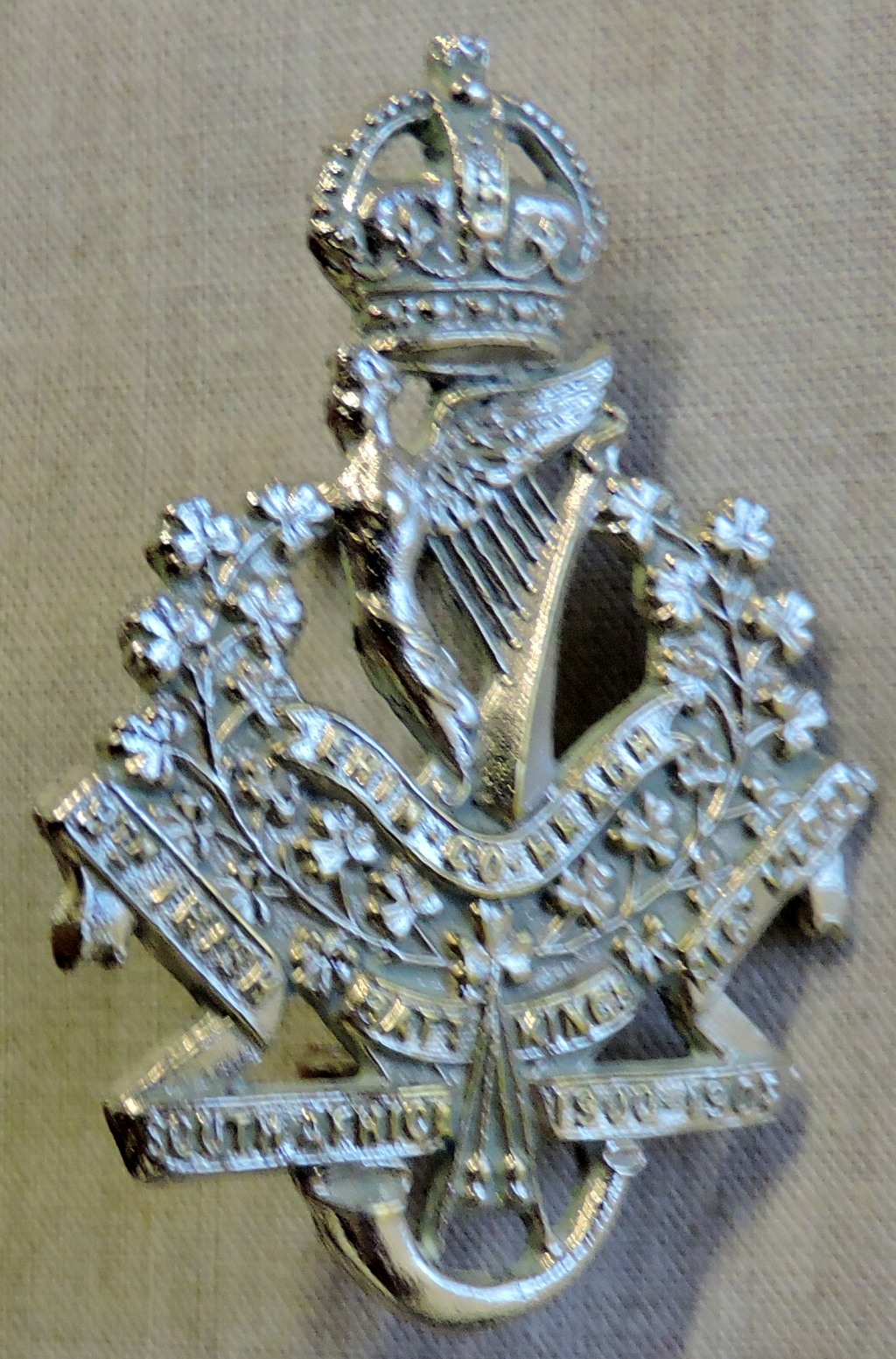 Liverpool Irish (8th Battalion King's Regiment), Officers capbadge (White-metal, lugs) KC