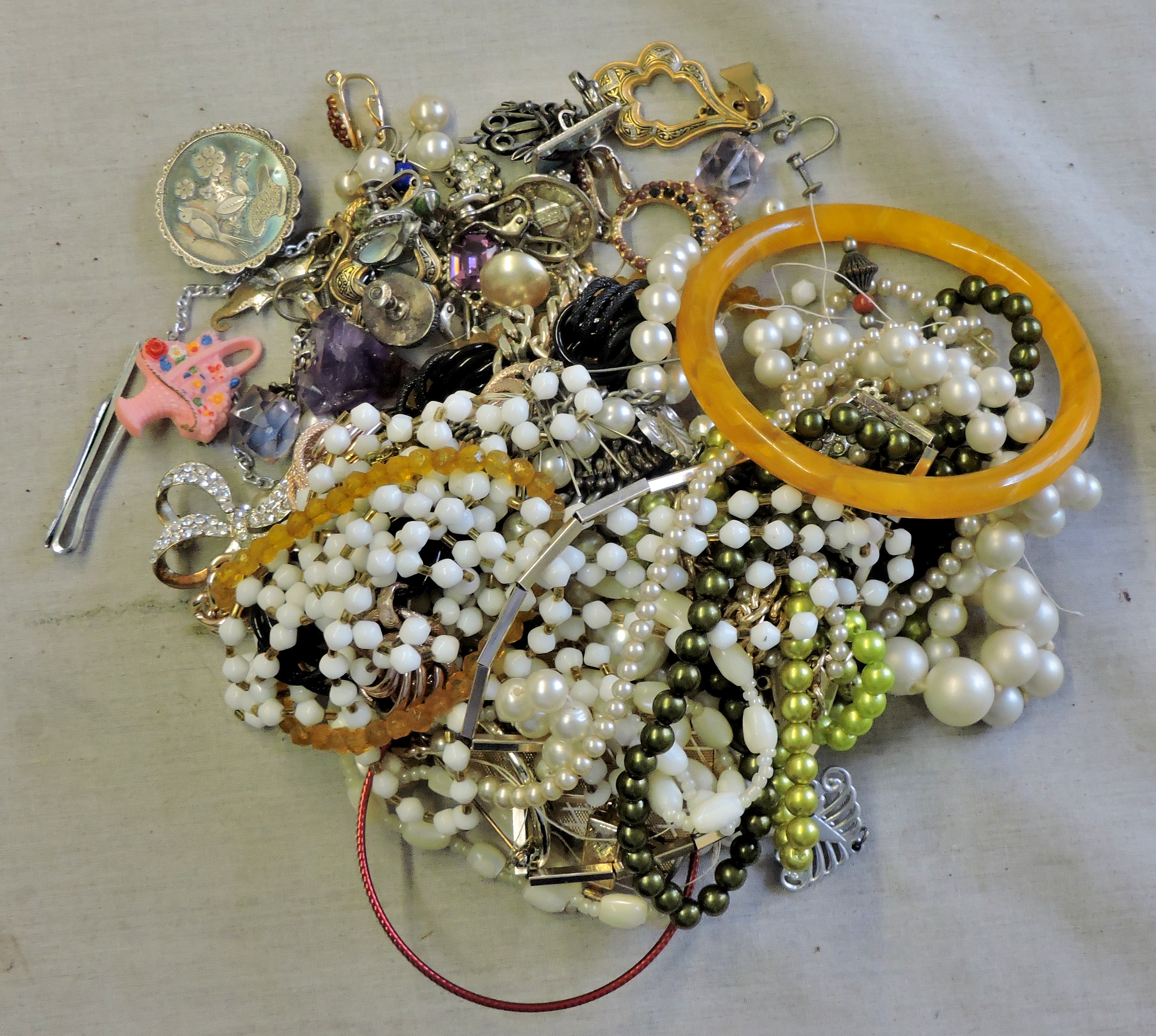 Jewellery-Bag of mixed jewellery, good lot.