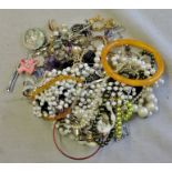 Jewellery-Bag of mixed jewellery, good lot.