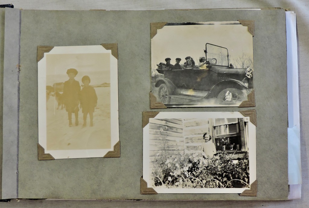 Canada/Photographical-A family photograph album 1920-1930-village of Empress-good range of rule