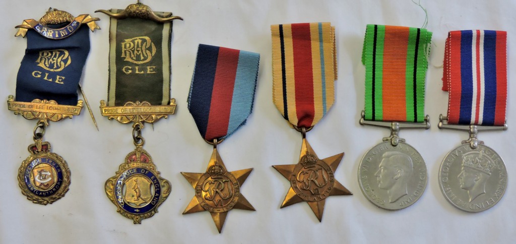 Group of (5) medals-with varies documents including (2) service books, release book all relating - Bild 4 aus 5