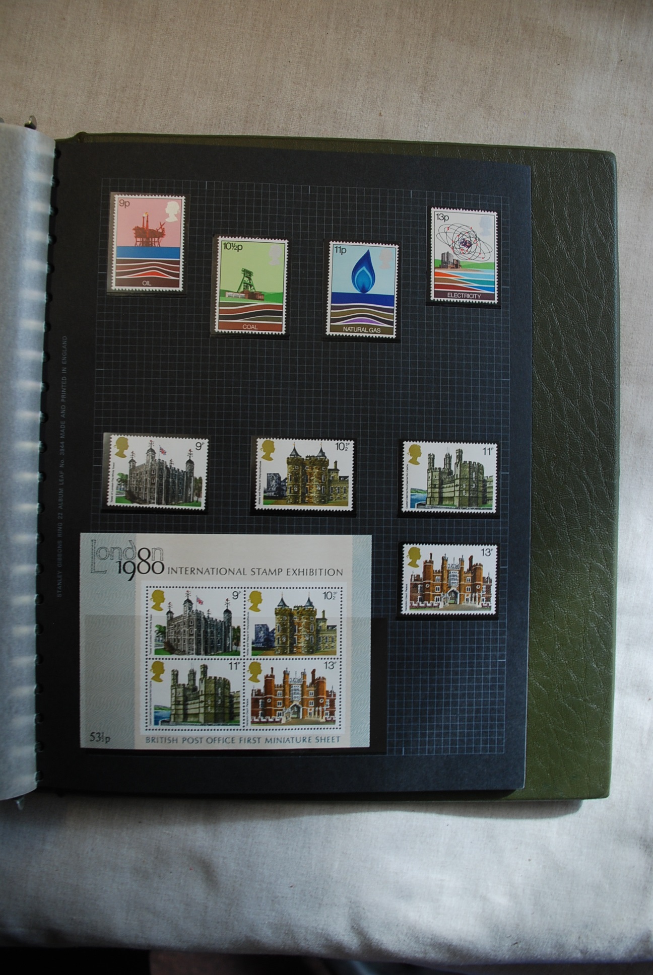 Great Britain 1971-83 Fine mint collection in mounts in Swing-o-Ring album good machins and - Image 2 of 3