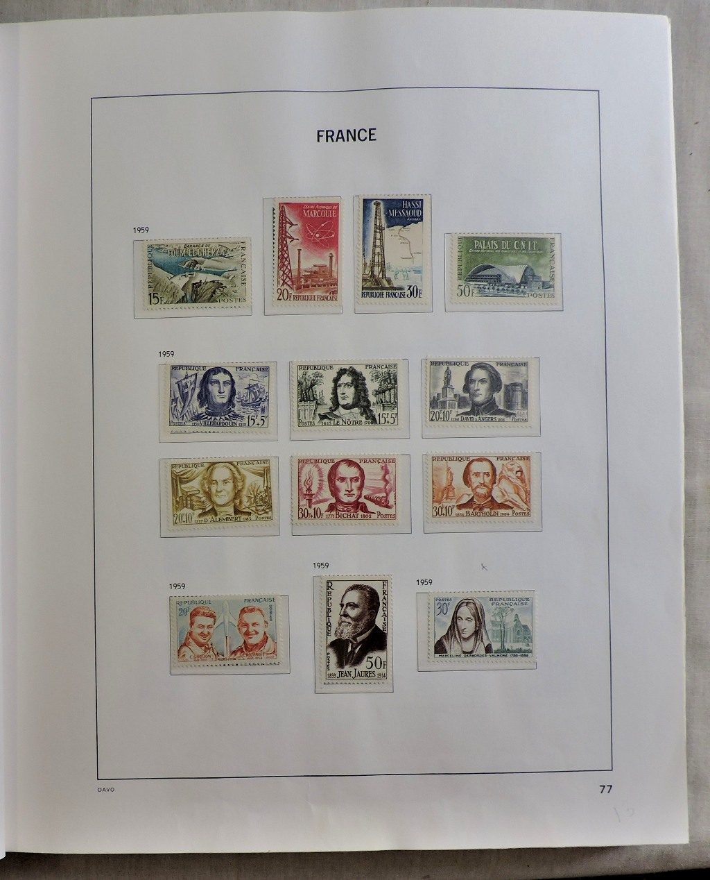 France 1959-1982 comprehensive mint + used collection in a Davo album (100's) good lot.