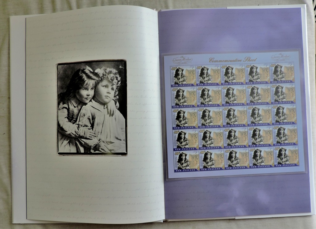 2000 NEW ZEALAND QUEEN MOTHERS 100 BIRTHDAY - Illustrated book complete with stamps.