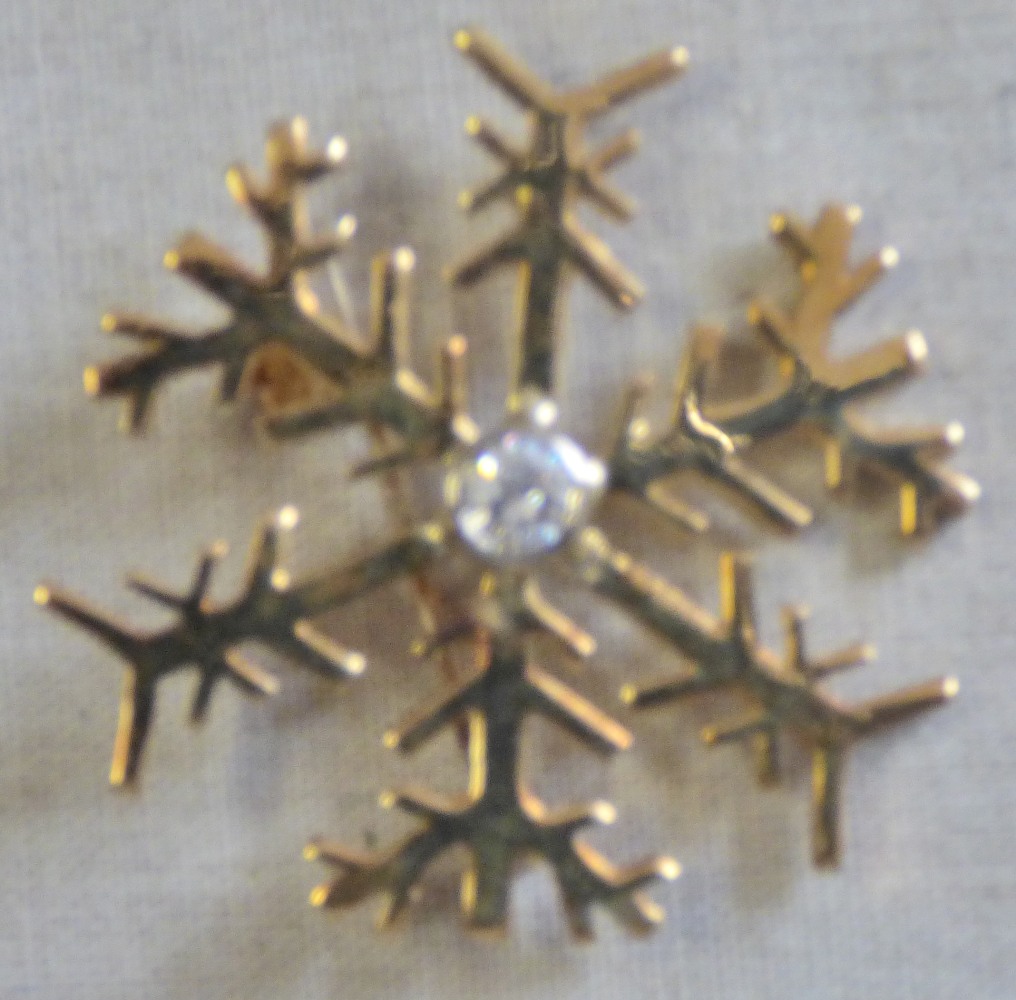 A beautiful 18ct gold Snow Flake Brooch, Diamond at centre - Image 2 of 2