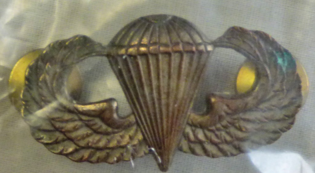 WWII US Forces Parachute Wings. (Bronze, pin back) Badge.