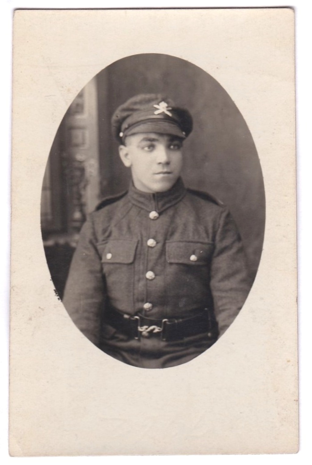 Machine Gun Corps WWI-Photographic portrait postcard of a machine gun corps soldier, clear