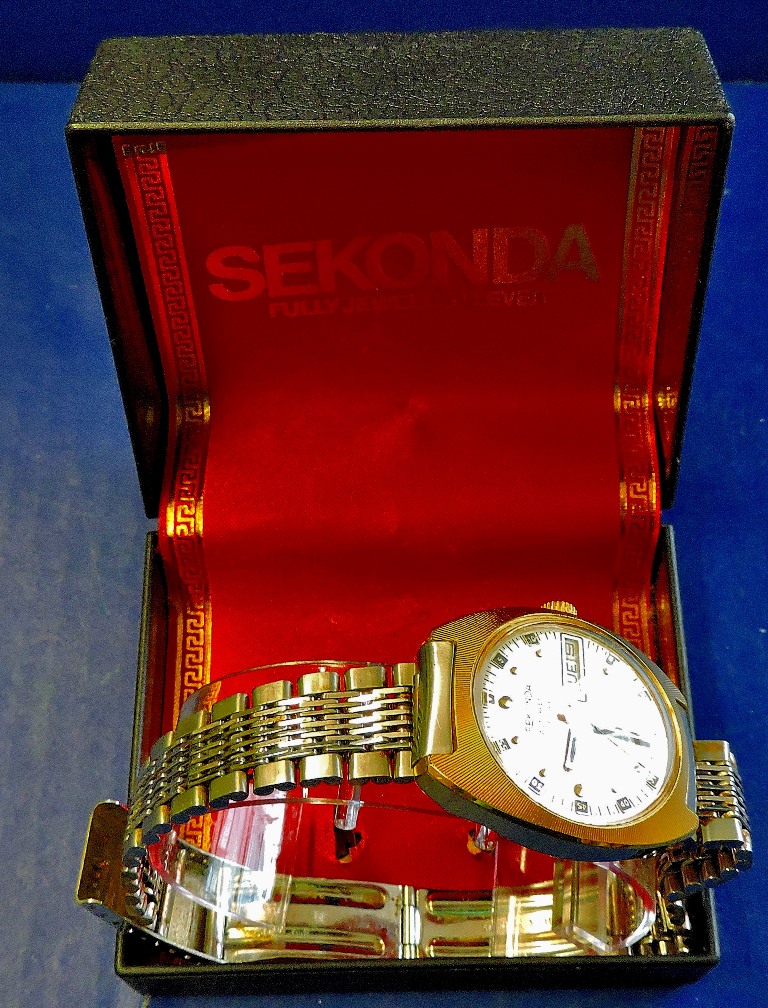 Watch - Gents Sekonda 26 Jewel automatic watch with date window No. 979456. Boxed.