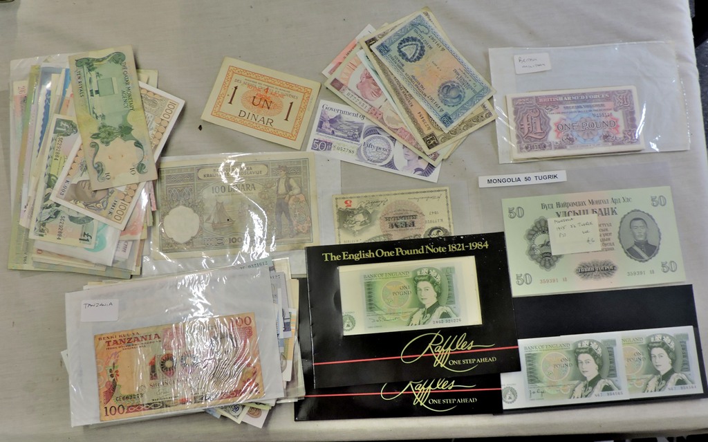 Good mixed accumulation of overseas banknotes, many UNC and including better values(100's)