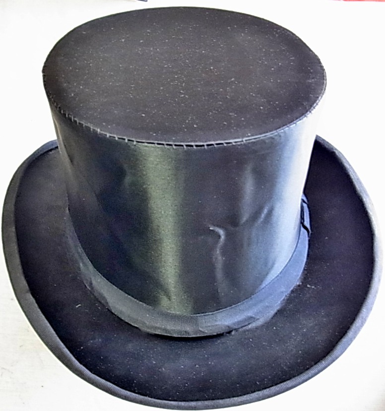 Top Hat - Collapsible-size 7.1/8 made in America-Silk in very good condition