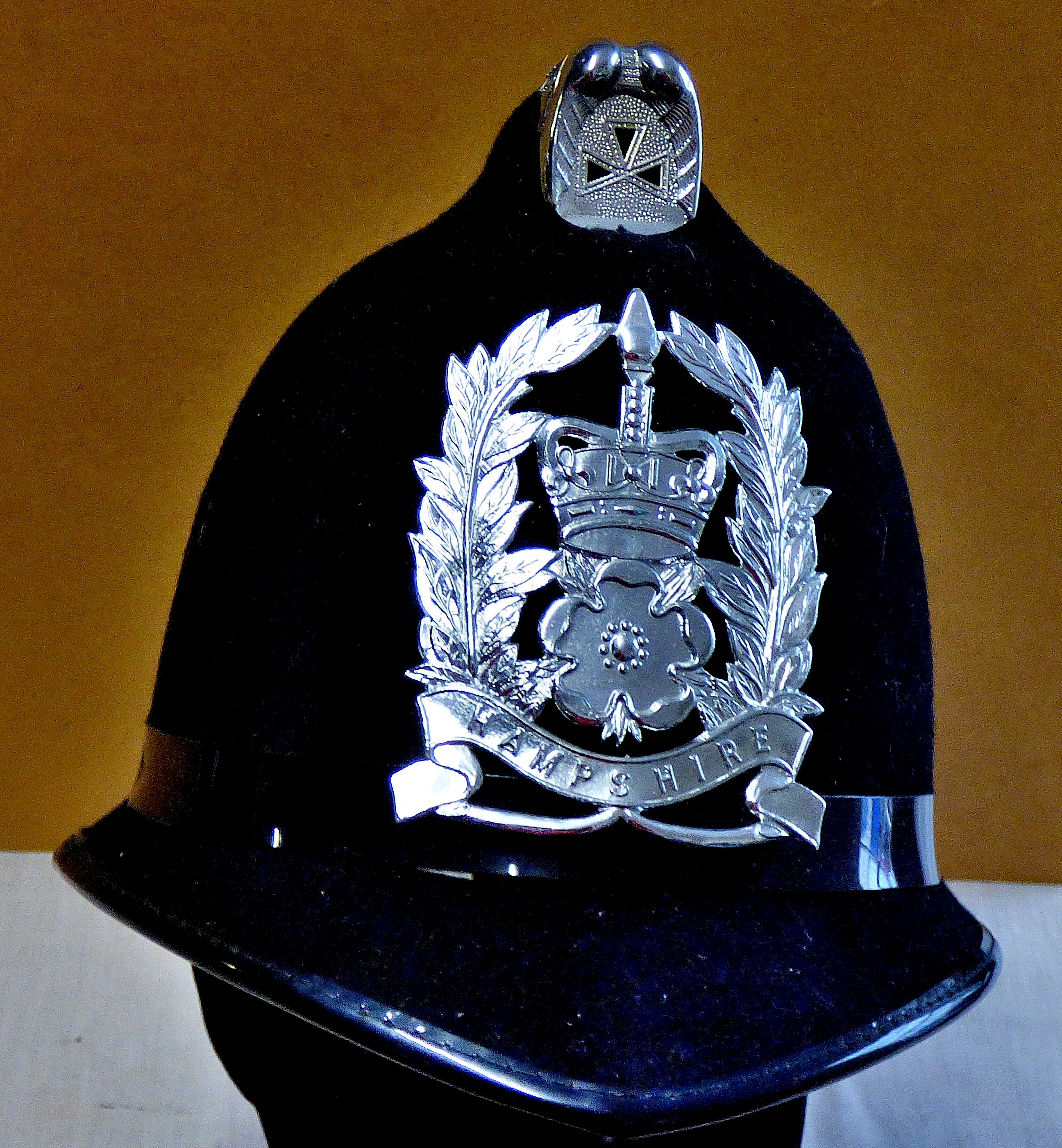 Hampshire Constabulary Police Helmet-as new, lovly Badge