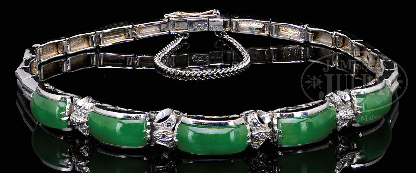 18K GOLD AND APPLE GREEN JADEITE BRACELET.