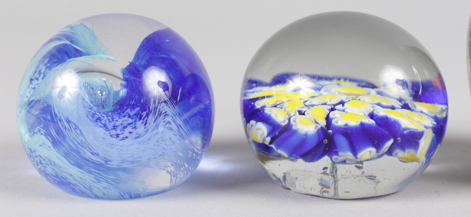 FIVE VARIOUS GLASS PAPERWEIGHTS. - Image 3 of 4