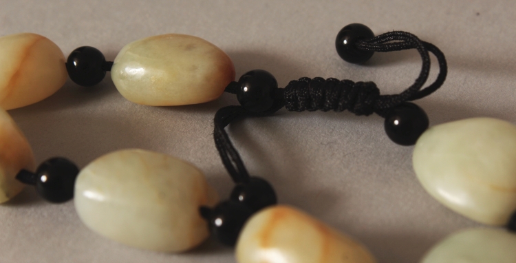 A CHINESE JADE PEBBLE BEAD BRACELET. - Image 4 of 4