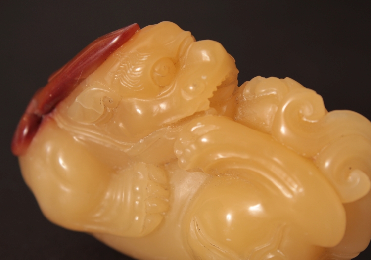 A GOOD QUALITY CARNELIAN CARVING OF A RECUMBENT TIGER, 2.6in wide. - Image 7 of 7